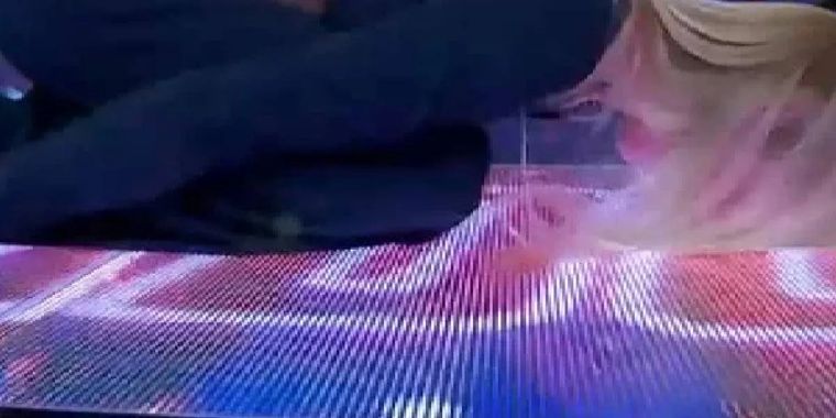 NIcole Neumann en un atípico momento en Los 8 escalones del millón