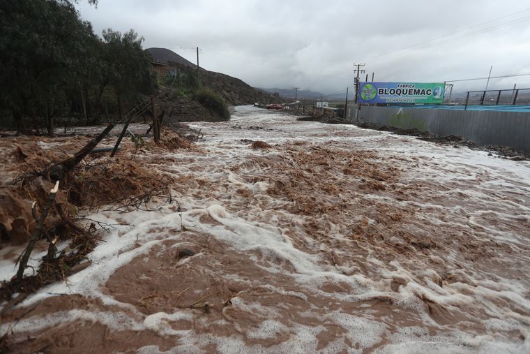 En Chile hay hasta ahora trece muertos por las lluvias e inundaciones. Foto Efe En Chile hay hasta ahora trece muertos por las lluvias e inundaciones. Foto Efe