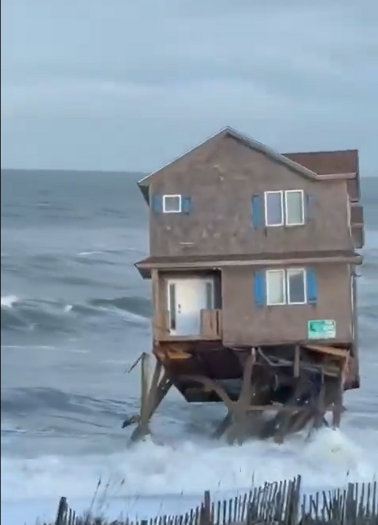 Se derrumbaron ocho casas en Carolina del Norte, Estados Unidos.