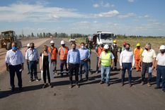 Katopodis, Anabel Fernández Sagasti e Isgró posaban para la foto en febrero, cuando la obra avanzaba. Foto: Prensa Gobierno de Mendoza Katopodis, Anabel Fernández Sagasti e Isgró posaban para la foto en febrero, cuando la obra avanzaba. Foto: Prensa Gobierno de Mendoza