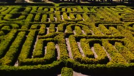 El británico Randoll Coate es el maestro que soñó literalmente el diseño del Laberinto de Borges en San Rafael, en Mendoza, y el de Venecia.