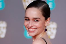 Foto: https://www.elle.com/es/star-style/noticias-famosos/a31987752/emilia-clarke-cena-virtual-solidaridad-cornavirus/