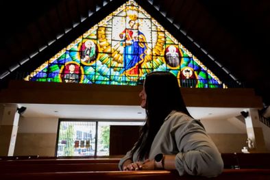 MDZol | Natalia en la parroquia Santa Gertrudis en Envigado, a la que regresó con el propósito de hacer pública su denuncia. Foto: DAVID ESTRADA