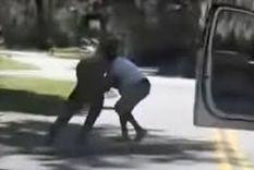 Brutal El muchacho iba desarmado y solo atinó a defenderse.