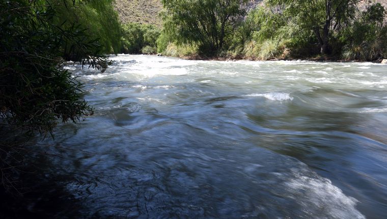 La Policía Turística debió cruzar el Río Atuel para lograr el rescate. La Policía Turística debió cruzar el Río Atuel para lograr el rescate.