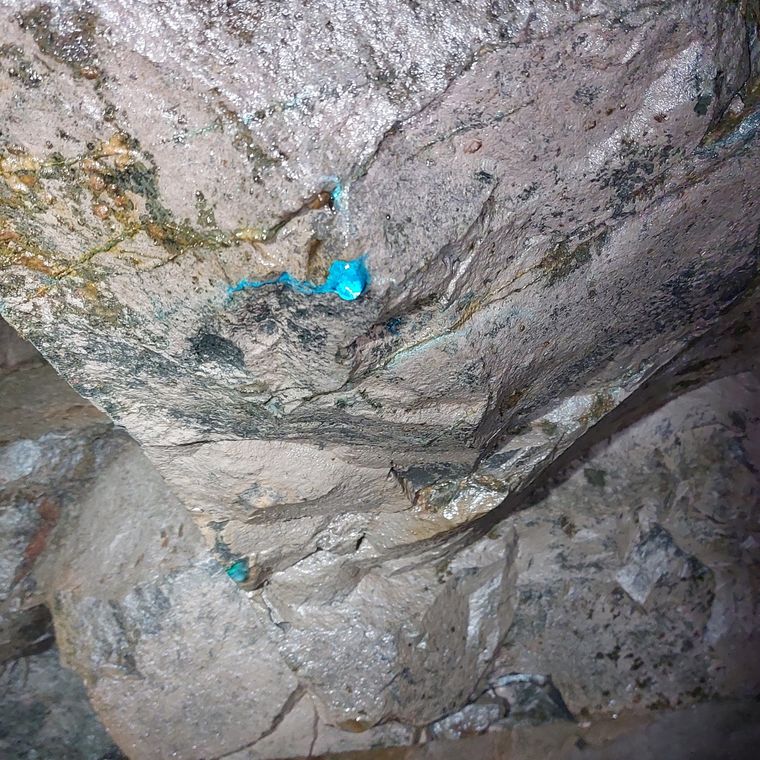 Todavía no se pudo identificar qué es la sustancia azul encontrada en una mina abandonada. Foto: Adventure Mine