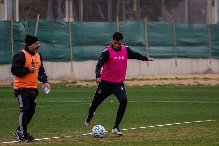 Ferreyra, el 9 titular, junto a Cristian Bardaro, ayudante de campo.&nbsp;