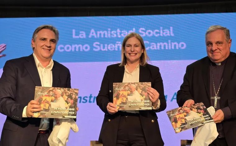 Martín Llaryora, GIsela Scaglia y Monseñor Marcelo Colombo en Mar del Plata Martín Llaryora, GIsela Scaglia y Monseñor Marcelo Colombo en Mar del Plata