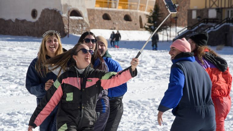 Nieve y amigos es uno de los planes de las vacaciones de invierno
