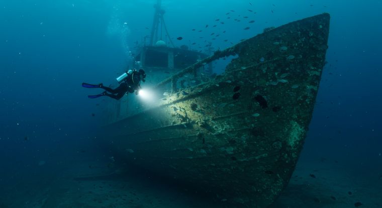 Imagen ilustrativa de un naufragio en el fondo del mar, en el contexto del descubrimiento arqueológico documentado frente a Singapur.