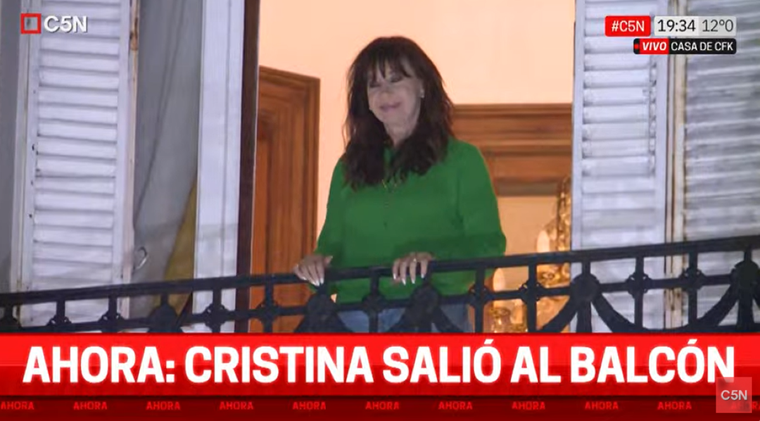 Cristina Fernández de Kirchner volvió a salir al balcón a saludar a los manifestantes. Cristina Fernández de Kirchner volvió a salir al balcón a saludar a los manifestantes.