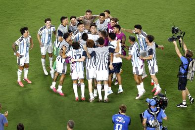 MDZol | La Selección argentina festeja el pase a semifinales del Mundial 2026 tras vencer a Suiza en tiempo suplementario.