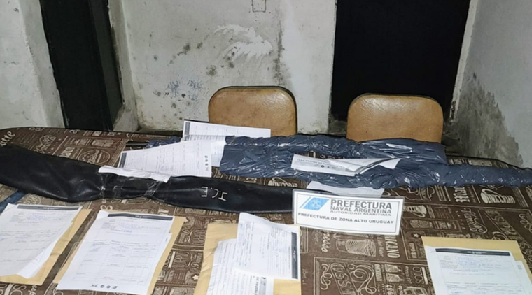 Oficiales de la Prefectura Naval Argentina secuestraron armas de fuego, municiones, dispositivos electrónicos y documentación en el inmueble donde rescataron a las cinco presuntas víctimas de trata. 