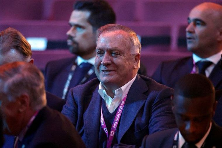 Dick Advocaat vuelve a ser el entrenador de Curazao a un mes del Mundial. Dick Advocaat vuelve a ser el entrenador de Curazao a un mes del Mundial.