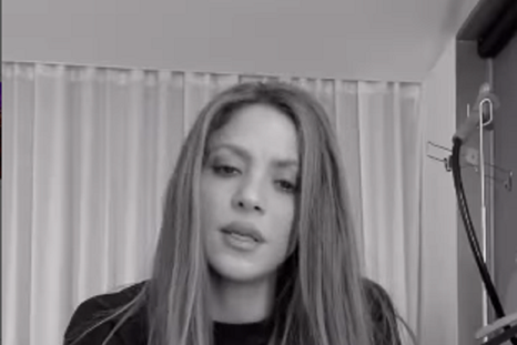 Shakira cantando Monotonía