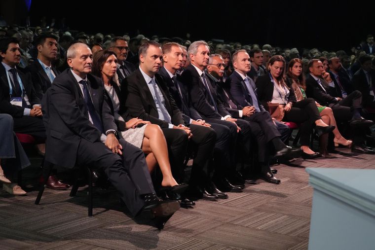 Algunos ministros fueron a escuchar al presidente en AmCham. Algunos ministros fueron a escuchar al presidente en AmCham.