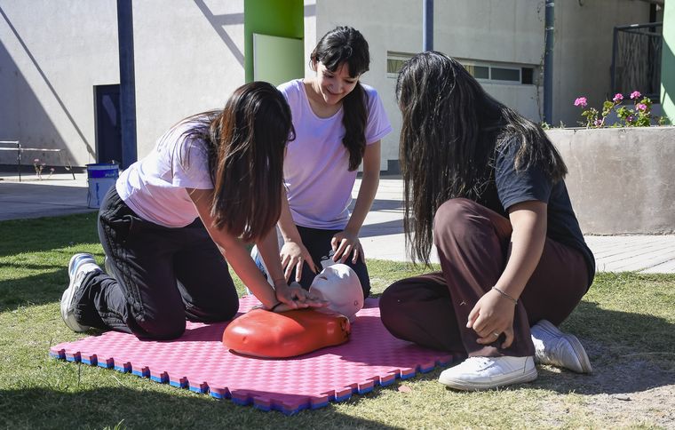 Más de 600 jóvenes practicaron técnicas de RCP. Más de 600 jóvenes practicaron técnicas de RCP.