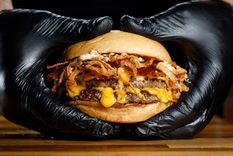 En 2024, la hamburguesería cerró a las dos horas de abrir tras agotar stock. En 2024, la hamburguesería cerró a las dos horas de abrir tras agotar stock.