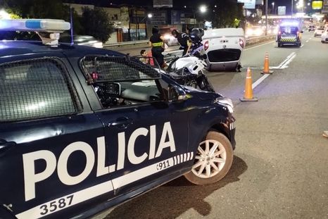 El conductor del Suzuki Fun fue despedido tras volcar Foto: gentileza
