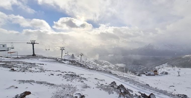 La copiosa nevada llegó a 8 días del inicio del otoño. Foto: Instagram Cerro Catedral