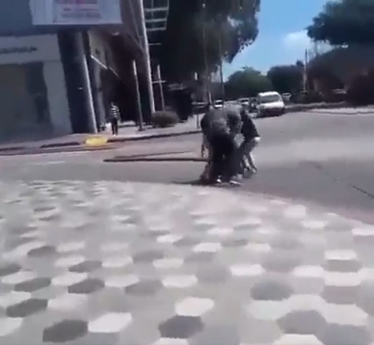 Entre tres vecinos comenzaron a golpear al delincuente que había querido robar una cartera