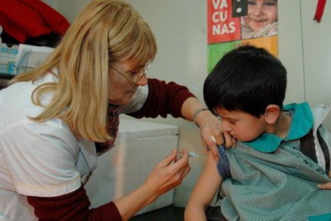 Desde enero de 2026, la segunda dosis de la triple viral se aplica a los 18 meses para reducir el tiempo de vulnerabilidad frente al sarampión y la rubéola. Desde enero de 2026, la segunda dosis de la triple viral se aplica a los 18 meses para reducir el tiempo de vulnerabilidad frente al sarampión y la rubéola.