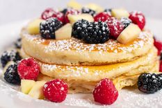Los pancakes son una opción fácil, se hacen en licuadora en pocos pasos, y resultan nutritivos para el desayuno. Foto: Unsplash