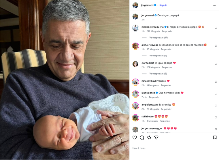 El empresario posando con su cuarto hijo.