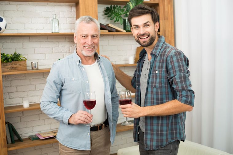 Un vino para tomar con papá. Foto: Freepik.es