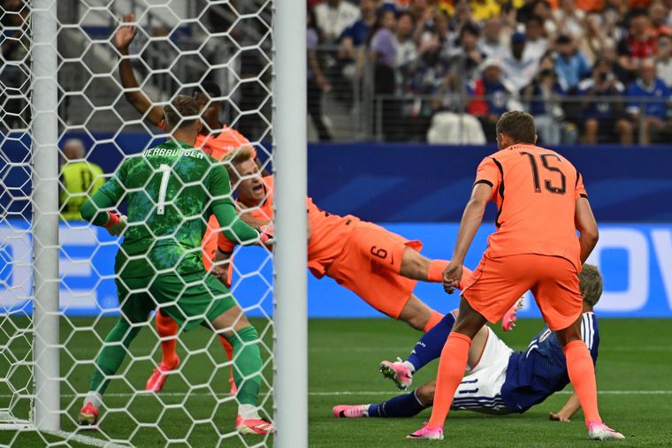 Bart Verbruggen, Jan Paul van Hecke, Micky van de Ven, de Países Bajos, y Daizen Maeda de Japón (en el suelo) en acción durante el partido de la fase de grupos de la Copa Mundial de la FIFA 2026.&nbsp;