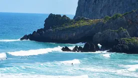 La playa con olas gigantes perfectas para los surfers. La playa con olas gigantes perfectas para los surfers.