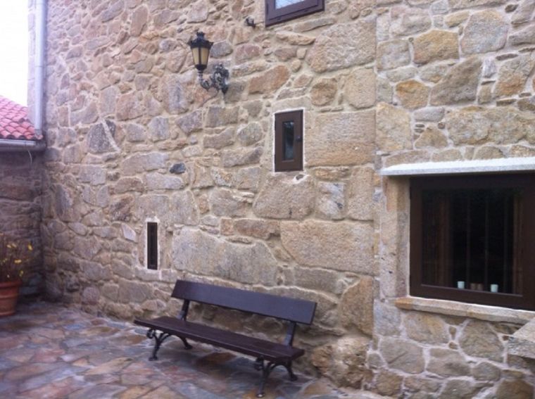 Las paredes de piedra dan un gran estilo y elegancia. Foto: Antihumedades