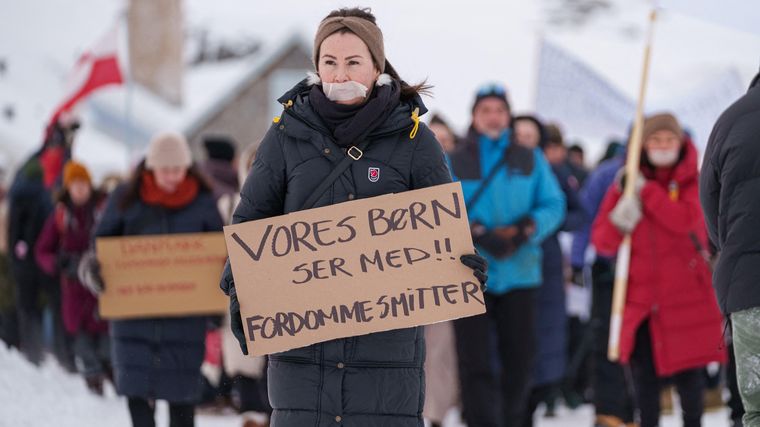 Un manifestante porta una pancarta que dice: "¡Nuestros hijos nos están viendo! ¡Los prejuicios son contagiosos!", durante una manifestación en Nuuk, la capital de Groenlandia, a principios de este año.