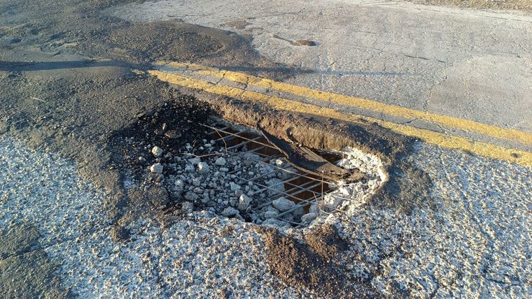 Así es el socavón que se generó en la Ruta 7 Foto: Vialidad Nacional