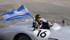 Franco Colapinto condujo una réplica del legendario Mercedes-Benz W196 de Juan Manuel Fangio en Buenos Aires. Franco Colapinto condujo una réplica del legendario Mercedes-Benz W196 de Juan Manuel Fangio en Buenos Aires.
