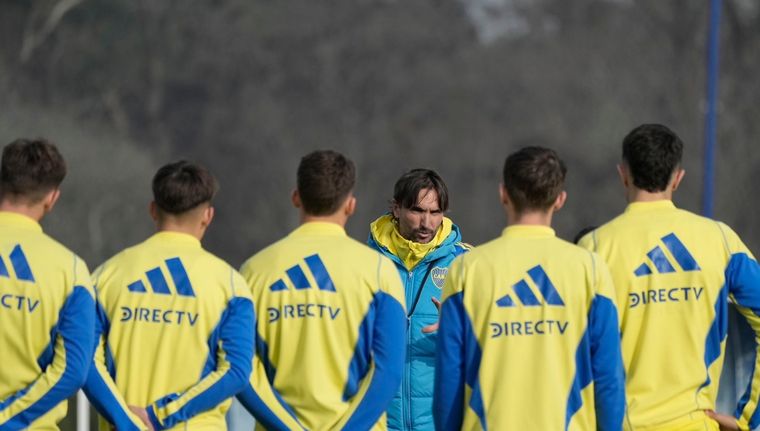 Martínez arma un rompecabezas para jugar en Ecuador. Foto: Boca Juniors
