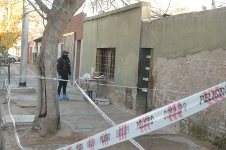 La casa de Adolfo Calle al 2900, en Guaymallén, donde fue hallado descuartizado y quemado el cuerpo de César Rodas. La casa de Adolfo Calle al 2900, en Guaymallén, donde fue hallado descuartizado y quemado el cuerpo de César Rodas.