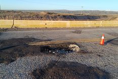 Así es el importante socavón en la Ruta 7 que repara Vialidad Nacional Foto: @VALLEOVA ·