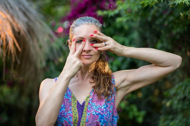 Ya sea que se llegue al Yoga Facial por bruxismo o por revitalización facial, aprender a armar cada postura es clave para poder sentir sus beneficios Foto: Instagram @kaliope.glow