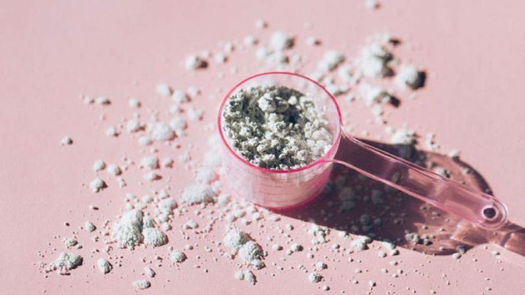 El colágeno se puede consumir en pastillas, pero también en polvo. Foto: GETTY IMAGES