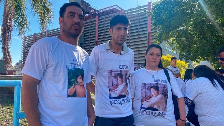 Los padres de Joaquín y de Lázaro entregaron un petitorio para pedir bajar la edad de imputabilidad de menores Foto: Twitter @eldoce