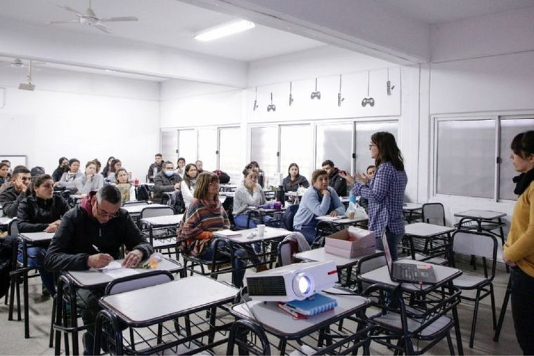 En 2025, solo 13 jurisdicciones garantizan este mínimo de horas de clase para todos sus estudiantes de primaria. Foto: Dirección General de Escuelas
