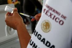 Tras varios retrasos, el primer lote de vacunas AstraZeneca contra covid-19 producidas en América Latina será distribuido en los próximos días. Foto: GETTY IMAGES