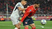 Duelo guaraní. El paraguayo Iván Villalba, defensor de Independiente Rivadavia, marca a presión a su compatriota Gabriel Ávalos, del Rojo de Avellaneda.&nbsp; 