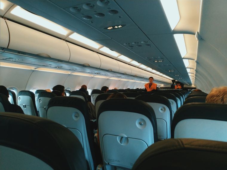 En ciertos momentos claves es obligatorio colocar el asiento recto. Foto: Pexels