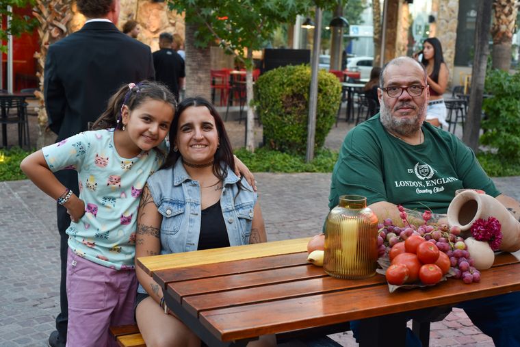 La familia Castillo probó el nuevo menú de Sabores Mendocinos. La familia Castillo probó el nuevo menú de Sabores Mendocinos.