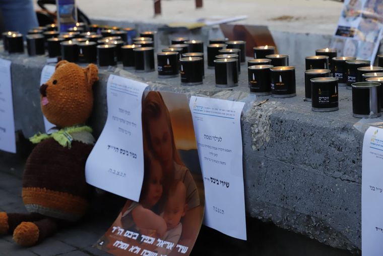 Decenas de personas asistieron al funeral de Shiri y sus dos hijos, Ariel y Kfir Bibas Foto: Eitan Elhadez Barak/TPS