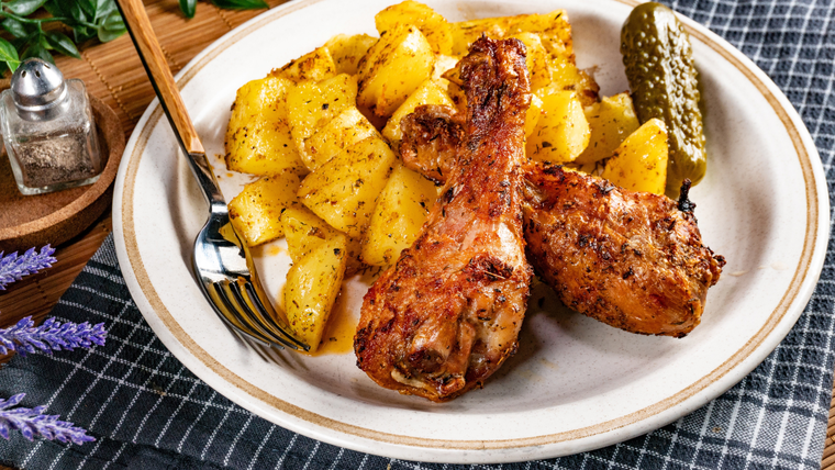 Seguí el paso a paso y prepará pollo al horno dorado y con papas crocantes. Seguí el paso a paso y prepará pollo al horno dorado y con papas crocantes.