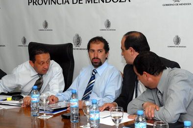 MDZol | Cazabán (al centro) quiere amigar al PJ con Jaque. Foto: Gentileza Prensa Gobernación