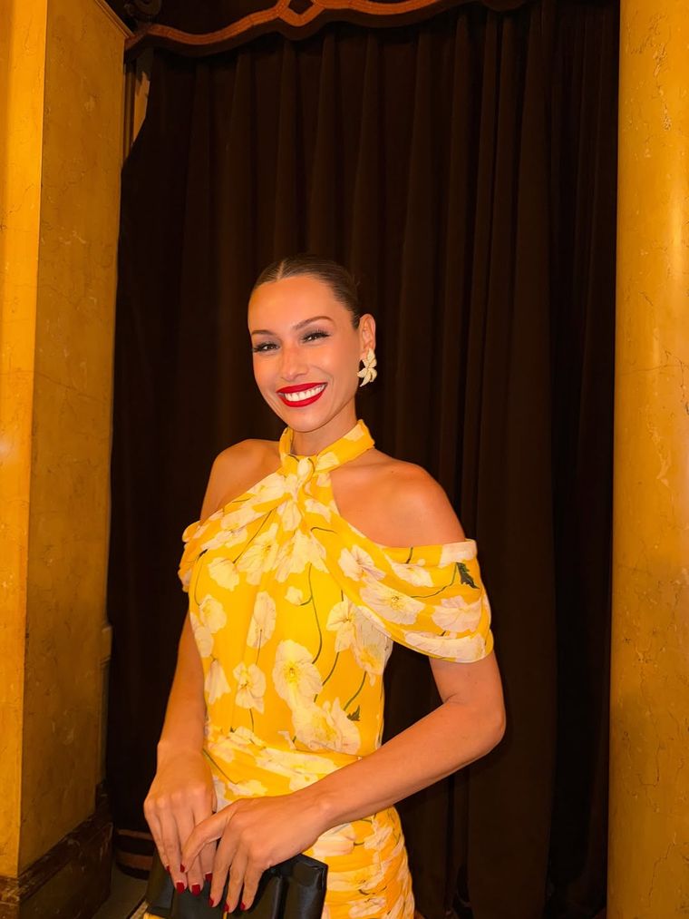 Así fue el vestido floral de Pampita que conquistó la gala de Bocelli en el Teatro Colón. Así fue el vestido floral de Pampita que conquistó la gala de Bocelli en el Teatro Colón.